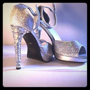 Dyeables silver heels with rhinestone